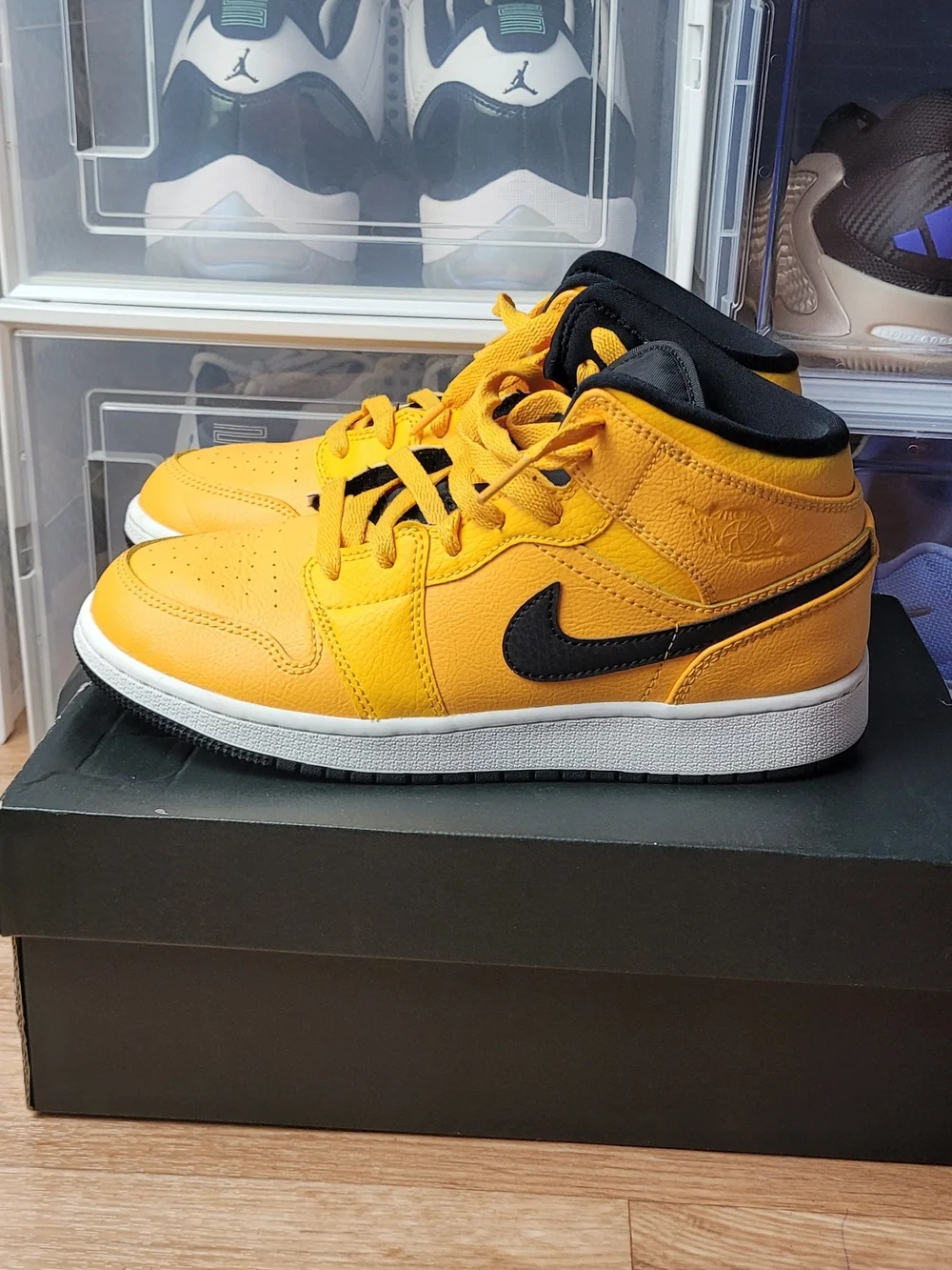 Nike Air Jordan 1 Mid GS University Gold Yellow Black BRED sz 5.5y